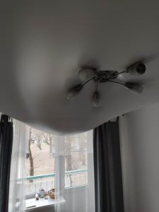 слив воды с натяжного потолка минск